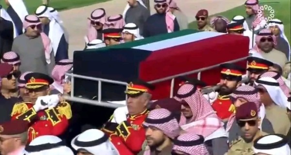 بالصور مراسم تشييع و دفن الأمير الراحل الشيخ نواف الأحمد الصباح في مقبرة الصليبيخات بالكويت وسط حزن ساد على الدولة بالكامل.مراسم تشيع جنازة امير الكويت الشيخ نواف الاحمد الجابر الصباح
