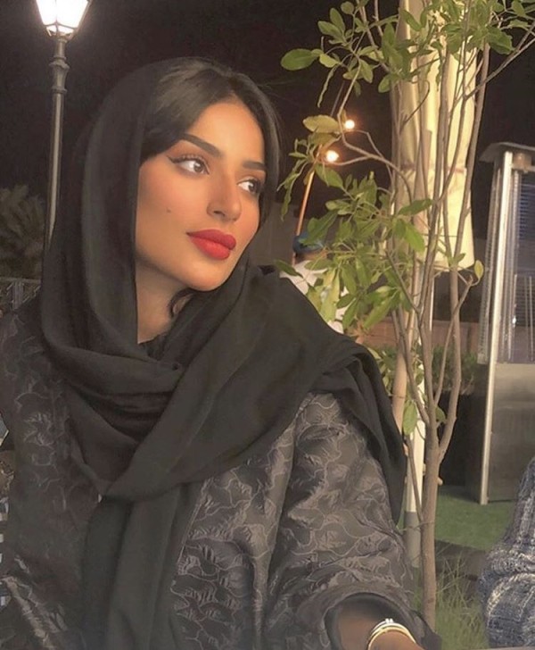 فاطمة الأنصاري شابة سعودية انتشرت صورها على وسائل التواصل الإجتماعي لشبهها الكبير بالفنانة اللبنانية ندين نجيم